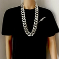 Detail van dikke zilveren schakelketting gedragen op een zwart t-shirt - Zilver (80cm)