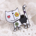 Broche creativo de esmalte con forma de gato blanco y detalles de flores y corazón - Blanco