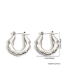 Dettaglio di orecchini a spirale a forma di U in argento con misure 2,7cm x 2,3cm - Forma Attorcigliata Irregolare (BJGE0188) / Argento