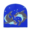 Detail van blauwe gebreide muts met jacquard dolfijnpatroon en fijne gebreide structuur - M(56-58cm) / Blauw