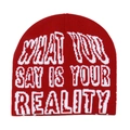 Detalle de gorro de punto rojo con letras de jacquard blancas y tejido elástico alto - M (56-58cm) / Burdeos