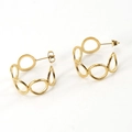 Elegantes pendientes de acero inoxidable dorado con círculos entrelazados en fondo blanco - Dorado