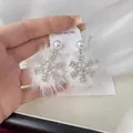 Elegante 925 Silber Schneeflocken Ohrringe mit weißem Plüschrand und Perlen - Schneeflocke Bommel / Silber