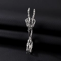 Silberner Ring in Skeletthand-Form im Gothic-Vintage-Stil auf schwarzem Hintergrund - Skeletthand Zigarettenhalter Stil / Antik Silber (5909)