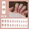 Détail de faux ongles avec fleurs 3D blanches, perles et design dégradé rose élégant - Fleur de Cerisier Français (Z394)