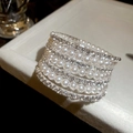 Macro-opname van meerlagige parelarmband met zilveren strass-strepen op juwelendienst - Kralen Strass Armband (6# Zilver)
