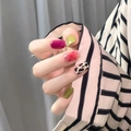 Elegante mittellange Drucknägel mit Kuhmuster, Magenta und Olivgrün Mustern für Frauen. - R450 Frischer Kuh-Print