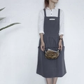 Dunkelgraue Baumwollschürze im Pinafore-Stil mit großen Seitentaschen und weicher Textur - Holzkohle Schwarz