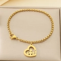 Détail du pendentif cœur doré avec silhouette familiale sur une chaîne en acier inoxydable - Style Silhouette Famille Coeur (KB203654-Z)