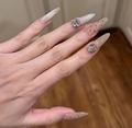 Gedetailleerd beeld van lange stiletto plaknagels met cat-eye roze en kristallen - Sterrenlicht Briljantie / 10 Stuks-Maat XS (S147 Kale Strips)