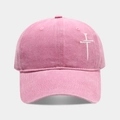 Detail der rosa gewaschenen Baumwoll-Basecap mit weißer Kreuz-Stickerei Textur - Seitliche Stickerei / Rosa