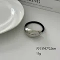 Minimalistische haarelastiek met een gepolijst zilveren gebogen metalen accentstuk - Ovaal Zilver