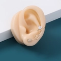 Manchette d'oreille dorée avec design flèche, lettrage love et diamant en cœur - Style Flèche à travers le Cœur (NE1095)