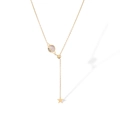 Detalle de collar en Y bañado en oro con colgantes de planeta rosa y estrella en blanco - Planeta Oro y Estrella
