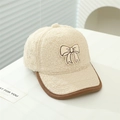 Detail van beige fleece honkbalpet met strikborduursel en contrasterende biezen erop - Aanbevolen 2-8 Jaar (52-54cm) / Beige