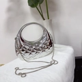 Detalle de bolso acrílico plateado con acabado espejo, acolchado y cadena metálica - Plateado