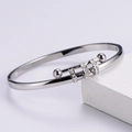 Dettaglio del bracciale in acciaio al titanio argento con zirconi e finiture sferiche - Color Acciaio
