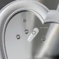 Détail de bijoux d'ongles couronne argent 9x13mm sur miroir coeur et faux ongle blanc - #01 Couronne