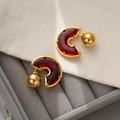 Orecchini pendenti dorati con perle rosso scuro in un astuccio per gioielli - Stile Geometrico a Semicerchio Rosso (E12269)