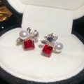 Dettaglio di orecchini d'argento con cristallo rosso e perla su scatola di velluto bianco - Stile fiore quadrato rosso (WE3424) / Argento/Rosso