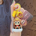 Cartoon Wukong Schlüsselanhänger aus PVC mit geflochtenem Band in der Hand - PVC Puppenstil / Affenheld Schlüsselanhänger - Braun