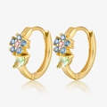 Vista macro de pendientes de aro en plata S925 dorada con detalles de flores y hojas de circón - Plata 925 / Circoncito Azul - Color Dorado