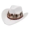 Détail d'un chapeau de cowboy blanc en feutre avec plumes, perles et ruban ethnique tissé - M (56-58cm) / Blanc