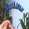 Detail eines handgefertigten blauen Kristall-Kronenreifs mit einer silbernen Mondsichel - Dunkelblau