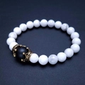 Bracciale di perline turchesi bianche con corona vintage dorata e perla nera opaca - Turchese Bianca Opaca