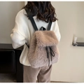 Mochila de pelo sintético marrón claro con cierre de cordón y correas de tela negra - Marrón