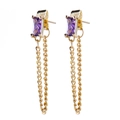 Orecchini a catena dorati con zircone rettangolare viola su sfondo bianco pulito - Viola