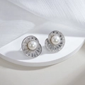 Elegante S925 zilveren parel oorsteker met spiraal diamant halo op witte zijden stof - Witte Zirkonia met Zilveren Pin