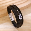 Gros plan détaillé du bracelet en cuir tressé multicouche avec un pendentif guitare métal - Noir