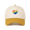 Dettaglio del ricamo cuore arcobaleno sulla visiera del cappello beige e giallo - Giallo