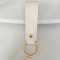 Détail du porte-clés en cuir blanc cassé avec anneau en métal doré brillant - Blanc Cassé