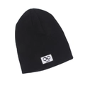 Nahaufnahme der schwarzen Strickmütze mit aufgenähtem Infinity-Symbol-Patch - Einheitsgröße / Schwarz