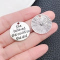 Silberner Legierungsanhänger mit Gravur She believed she could so she did für DIY Schmuck - Runder Antiksilber Shebelievedshecould Buchstabenanhänger (9249)