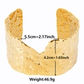 Vista dettagliata dell'ampio bracciale in acciaio inossidabile dorato 18k martellato - Oro