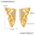 Detalle de pendientes de acero de titanio con diamantes checos y textura de alas doradas - Dorado