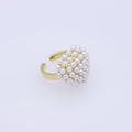 Nahaufnahme eines goldenen Rings mit einem Cluster aus eleganten weißen Kunstperlen - Goldene Clusterperle-A
