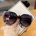 Lunettes de soleil oversize noires avec strass brillants et verres dégradés violets - Strass Normal / Gris Dégradé