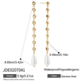 Dettaglio delle pietre di zircone e perla a goccia su orecchini in oro 18 carati - Stile Perla Artificiale a Goccia con Strass (JDE0207041)
