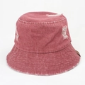 Détail d'un bob en denim rouge délavé avec déchirures et étiquette en cuir - M (56-58cm) / Bordeaux