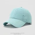 Detalle de gorra infantil de algodón azul claro con efecto desgastado y costuras blancas - 54cm (3-8 años) / Azul lago