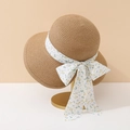 Gros plan du chapeau de paille avec ruban fleuri bleu sur un support d'exposition - Adulte 55-58cm / Kaki Avec Noeud Floral