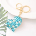 Dettaglio di un portachiavi a cuore blu con cristalli e chiusura a moschettone dorata - Blu