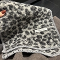 Sciarpa in finta lana con stampa leopardata bianca e nera ed etichetta del marchio - Maculato / 180*30cm / Grigio