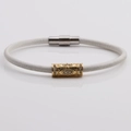 Dettaglio del bracciale in pelle intrecciata bianca con cilindro dorato e chiusura magnetica - Oro Traforato Zirconia Pelle Bianca / Bianco