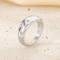Primer plano de anillo grueso de acero plateado con circonitas en forma de estrella - US 6 / Acero (KR111577-GC)