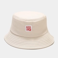 Gros plan du chapeau bob en toile beige avec surpiqûres et broderie Maria rouge - M (56-58cm) / Beige